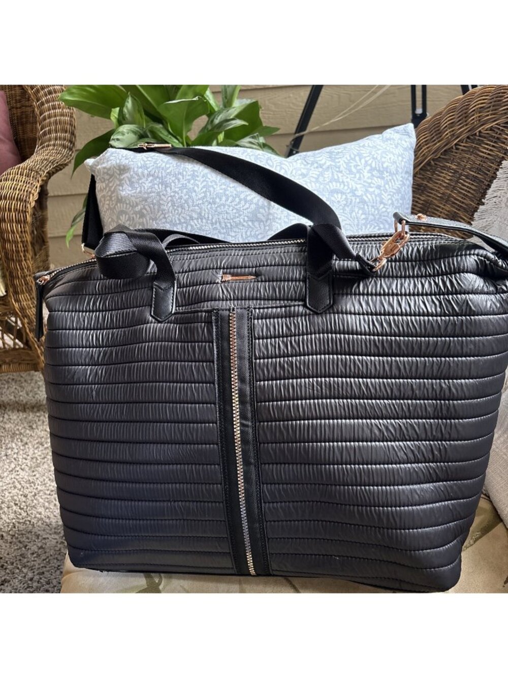 Stella & Dot Crush It Travel Or Gym Bag Black Puffer Large